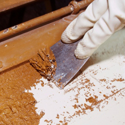Décapage peinture bois avec une spatule