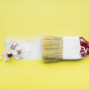 Image pinceau de peinture avec des fleurs